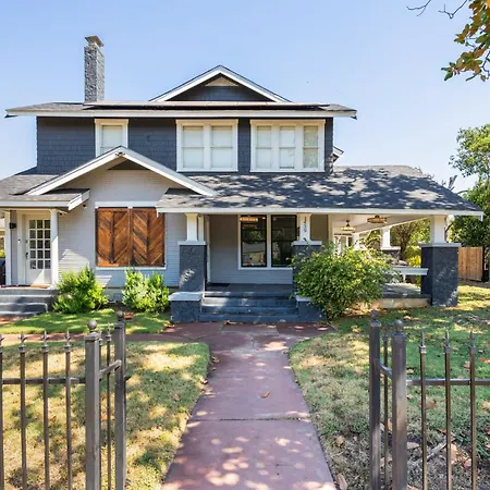 Luxurious 6 Bedroom Villa Near Downtown